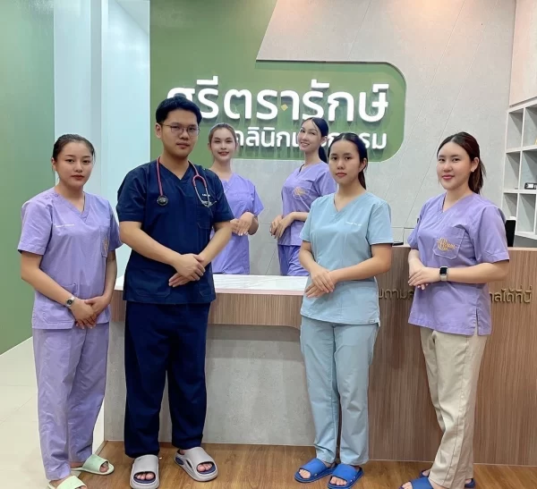 ภาพหมอเอกและทีมงานศรีตรารักษ์